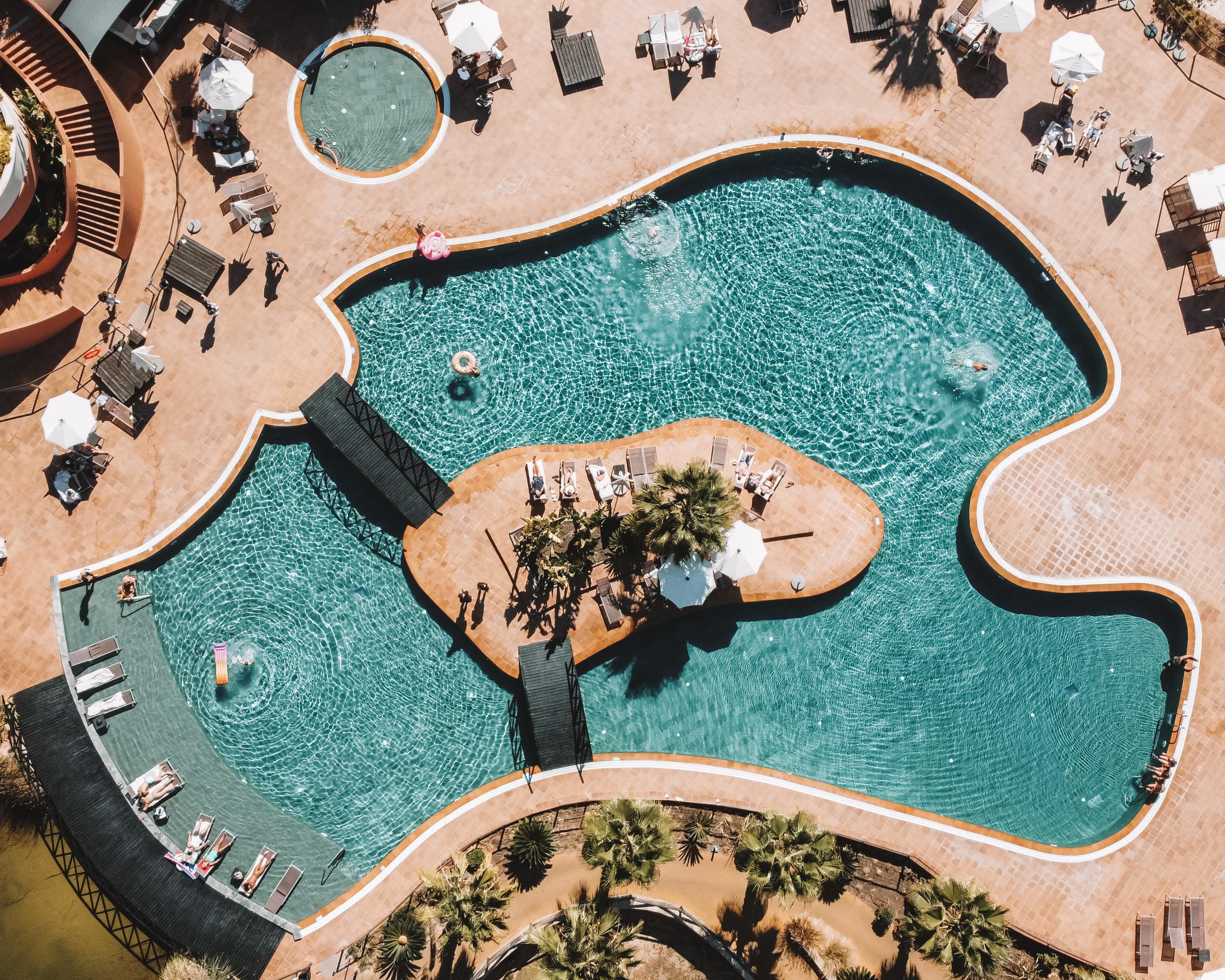 Monte Santo Resort Carvoeiro  Kültér fotó Aerial view of the pool at the Hilton Hawaiian Village